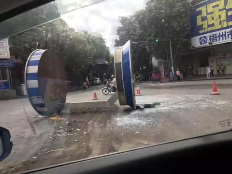 交通崗亭“橫躺”馬路上，究竟怎么回事？