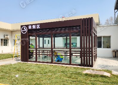 捷士通設(shè)計和生產(chǎn)的吸煙亭適用于工廠內(nèi)部，為員工提供一個方便的吸煙場所
